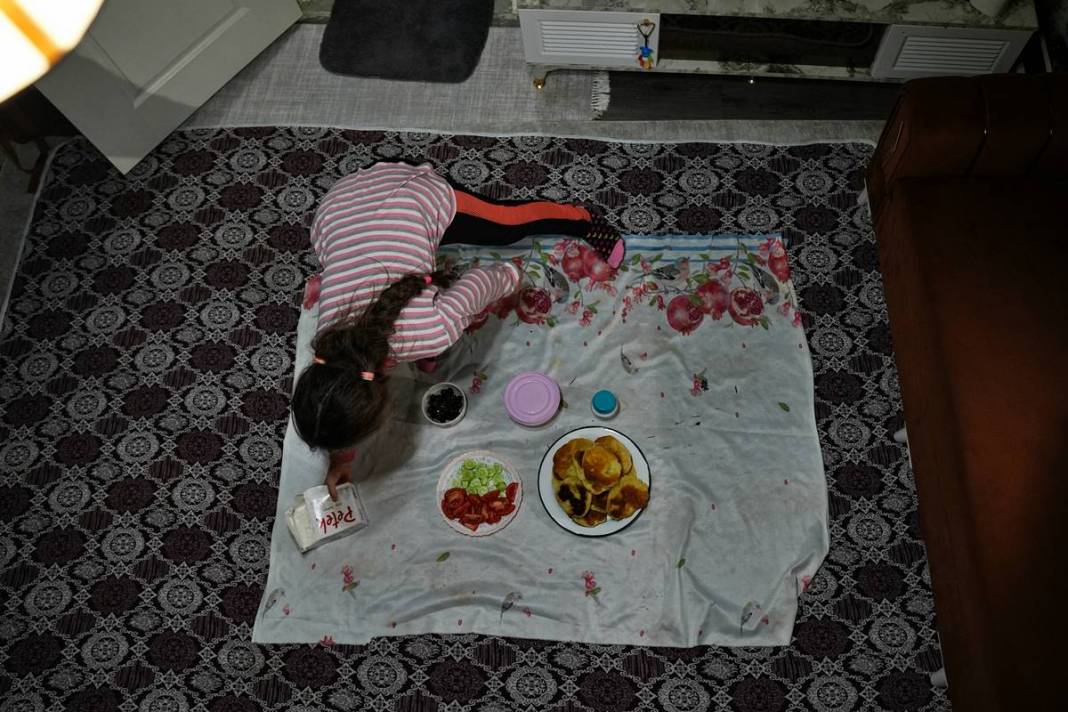 Çocuklarına hem baba, hem anne oldu: Duygulandıran videonun ardından dram çıktı! Evde yemek yapan baba beğeni topladı 8